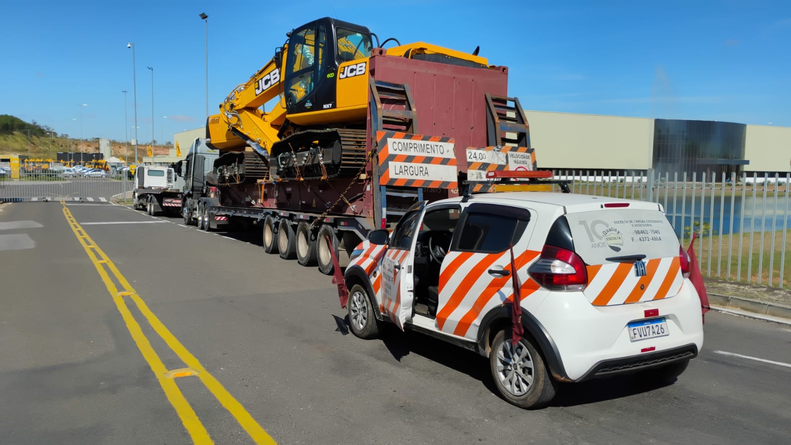 Transporte de duas retroescavadeira pequeno porte