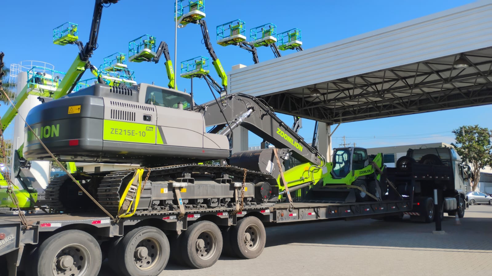Transporte de retroescavadeira grande porte e uma bobcat